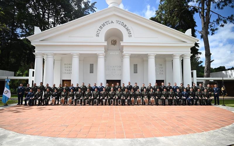 Ejército de Guatemala fortalece la preparación profesional del personal militar. 