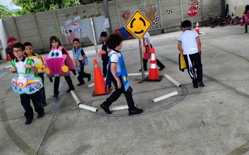 Estudiantes aprenden más sobre prevención con el Parque Vial y charlas educativas