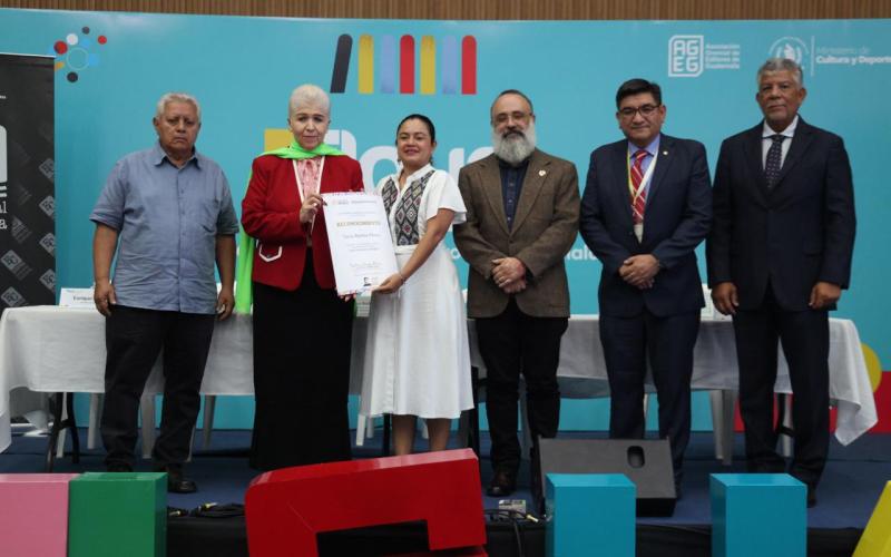 Tania Ramos Pérez recibe el Premio Mesoamericano de Poesía “Luis Cardoza y Aragón”. 