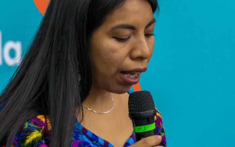 “Bailo con el silbido del viento” celebra la poesía en tz’utujil y español