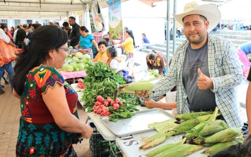La Feria del Agricultor hace una parada en Villa Canales