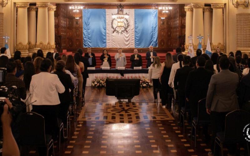 Dra. Lucrecia Peinado, Primera Dama de la Nación, Dra. Zulma Calderón, Secretaria de SOSEP y Autoridades de la Universidad INTERNACIONES. 