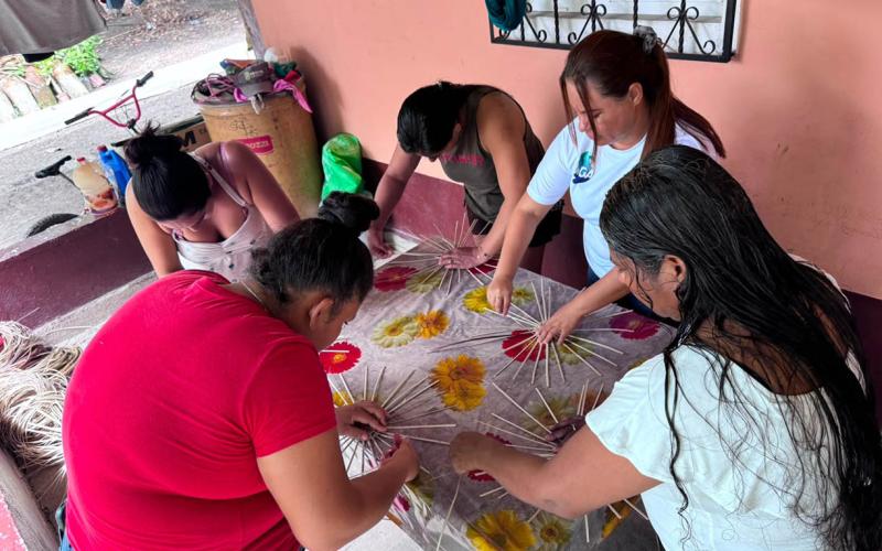 Fortalecen economía familiar al elaborar canastos de bayal