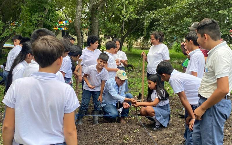 Estudiantes de San Andrés implementan un huerto escolar