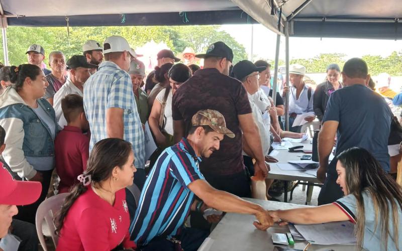 Familias de Agua Blanca reciben raciones de alimentos