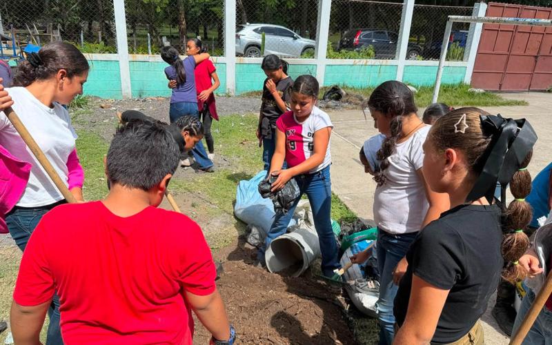 Huerto escolar fortalece aprendizaje y promueve una alimentación saludable