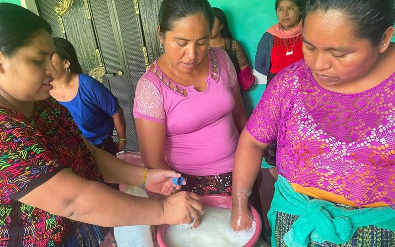 Mujeres de La Libertad aprenden a elaborar champú natural