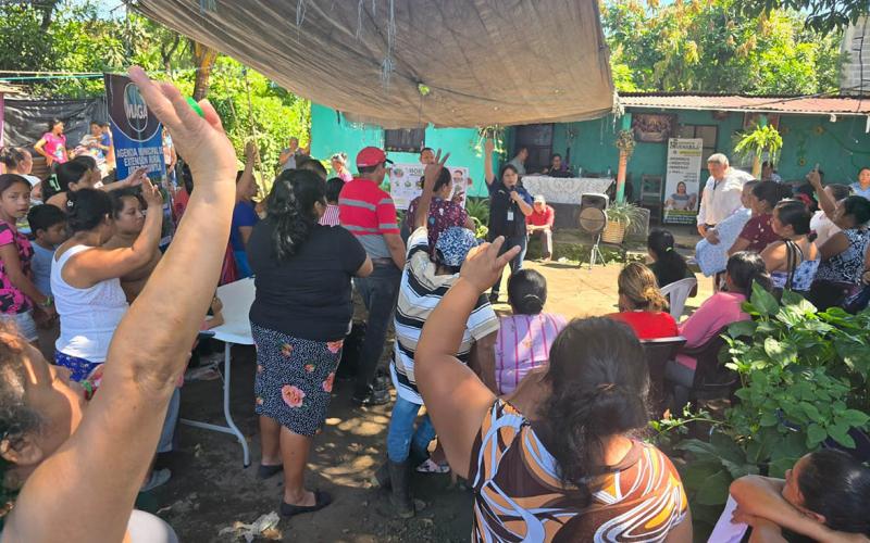 Pequeños agricultores aprenden de producción y comercialización de alimentos