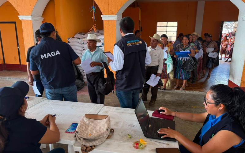 Agricultores reciben insumos para fortalecer la producción de alimentos en sus hogares