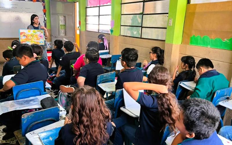 Estudiantes de San Miguel Petapa aprenden la tenencia responsable de animales
