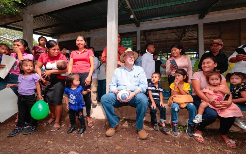 Presidente Bernardo Arévalo verifica avances de Mano a Mano en Chiquimula