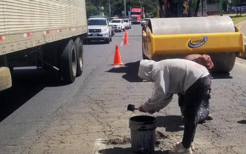 Caminos atiende emergencia vial en el Libramiento de Chimaltenango y restablece paso seguro