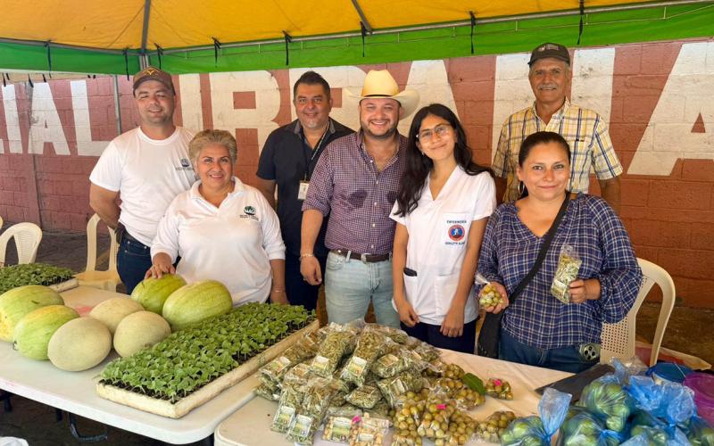 Agricultores de Teculután comercializan cosechas frescas en Feria del Agricultor