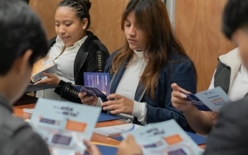 Jóvenes inician su primera experiencia laboral.