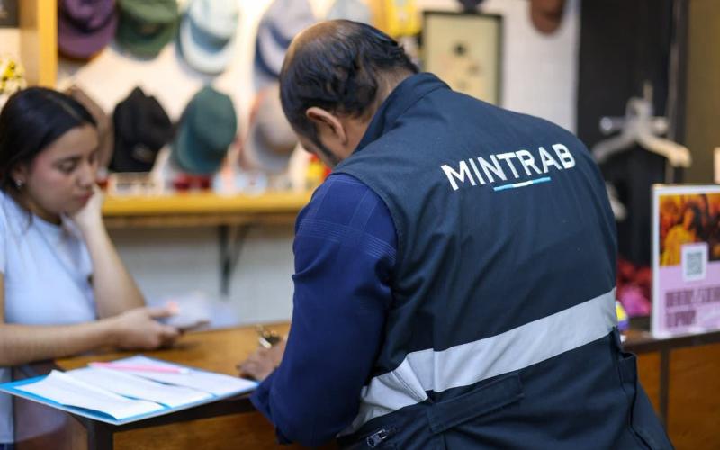El Ministerio de Trabajo realizó operativos Bono 14 en zona 4.