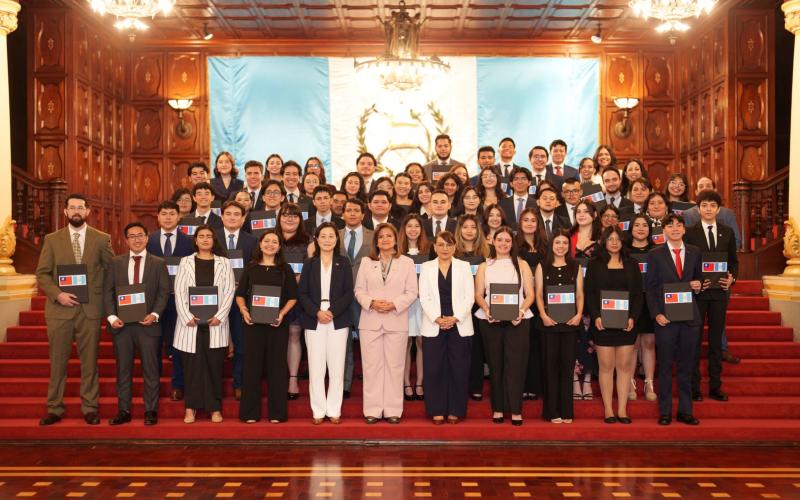 La entrega de las becas se realizó en el Palacio Nacional de la Cultura.