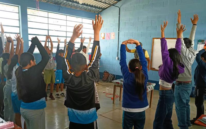 Capacitan a estudiantes de Jalapa acerca de tenencia responsable