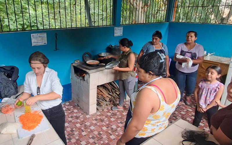 Capacitan a madres en el procesamiento saludable de la zanahoria y la piña