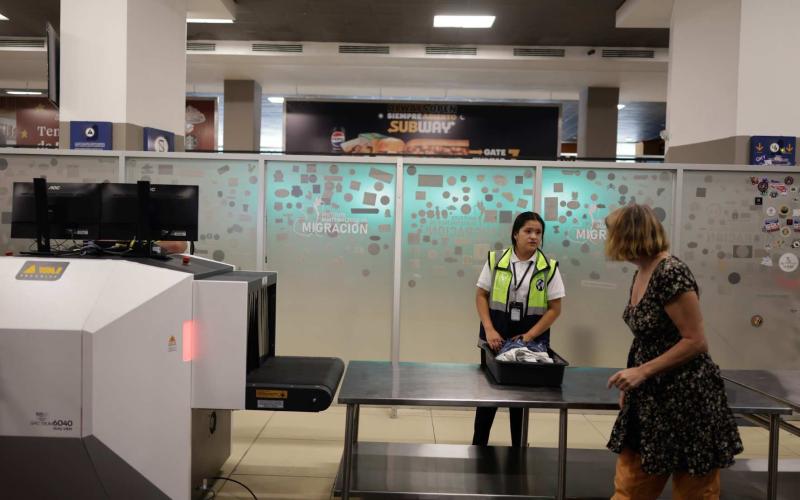 Presentan nuevo procedimiento de inspección para pasajeros en el Aeropuerto La Aurora