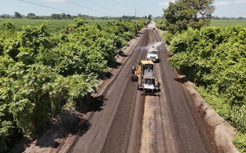 Avanza pavimentación en nueva carretera entre La Democracia y San José, Escuintla