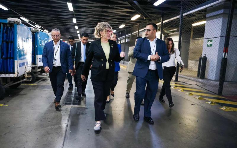 Ministra de Economía destaca mejoras en el Aeropuerto Internacional La Aurora