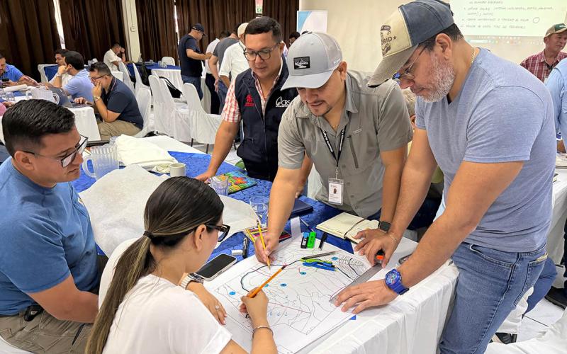 Mediciones e interpretación de mapas tema del segundo día del Taller Regional Keyline en Zacapa