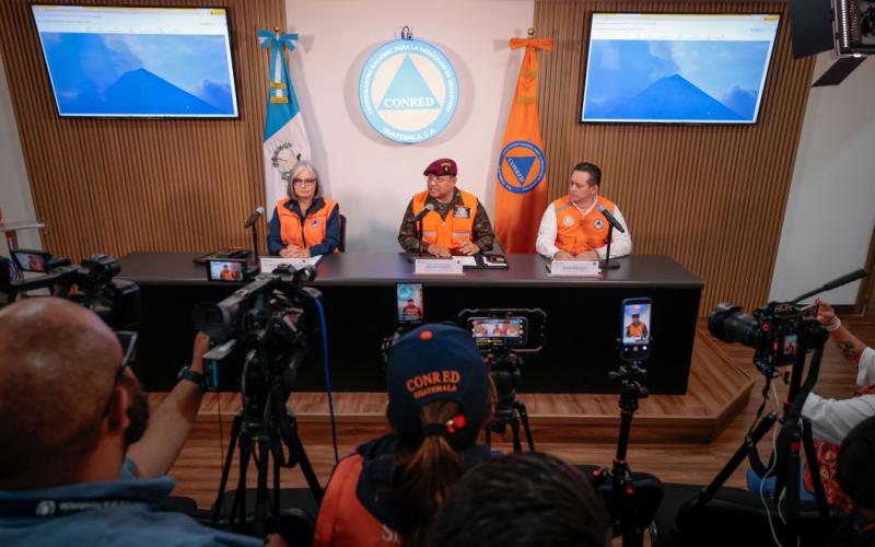 Claudinne Ogaldes, Secretaria de Conred; el Ministro de Defensa, Henry Saenz y el director de Insivumeh Edwin Rojas
