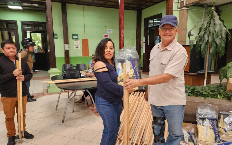 Entrega de insumos a centros educativos de Guatemala Norte fortalece los huertos escolares