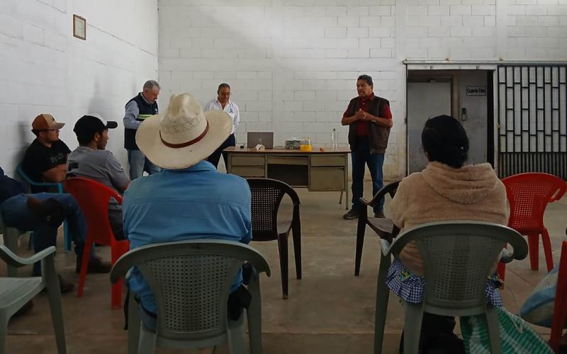 Entregan insumos ecológicos para el control de la mosca de la fruta