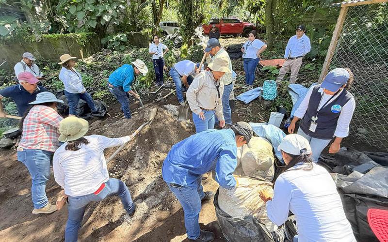 Extensionistas de Suchitepéquez fortalecen conocimientos en la implementación de biofábricas