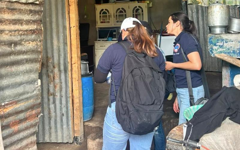 Familias de zona 6 participan en censo para cambiar pisos de tierra por concreto