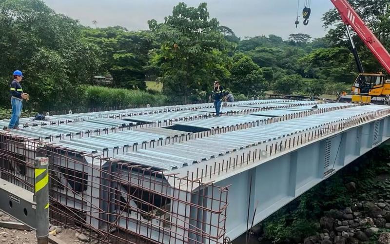 Instalación de vigas en Puente Camalote 1 avanza ampliación vial en la Costa Sur