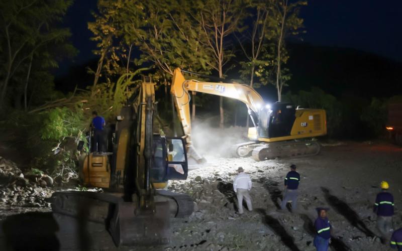 Trabajos nocturnos continúan en puente Güijo para avanzar en ruta provisional