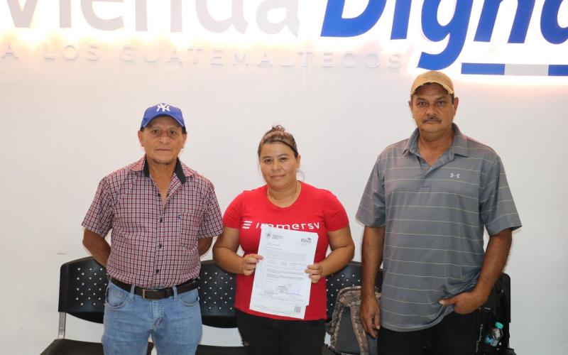 Familias de Santa Rosa reciben subsidios para sus viviendas