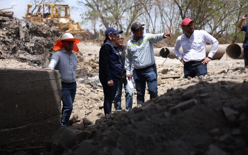 Ministra Zea supervisa trabajos para restablecer el paso en el puente Güijo