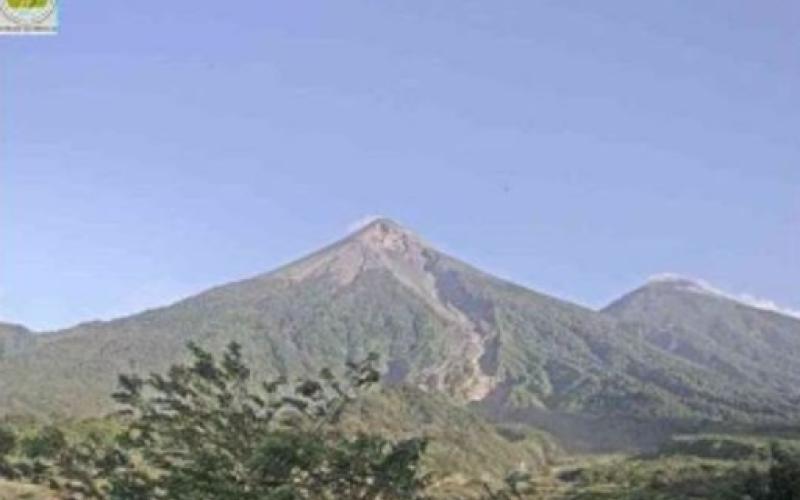 Volcán de Fuego mantiene actividad y material volcánico desciende por sus laderas