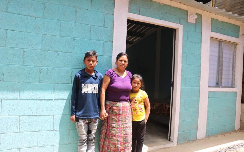Yolanda y su familia estrenan una vivienda digna en Chimaltenango