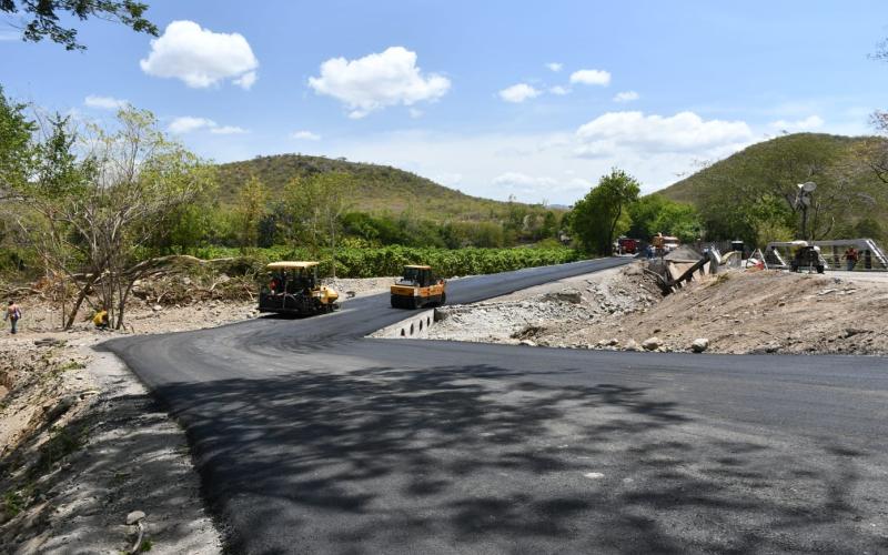 Más de 500 toneladas de materiales y maquinaria avanzan la recuperación del paso en el puente Güijo