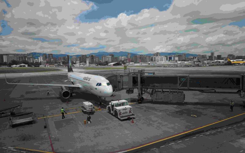 Aeropuerto La Aurora mantiene operaciones tras protocolos por ceniza volcánica