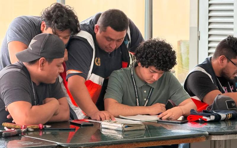 Personal del Aeropuerto La Aurora fortalece conocimientos en electricidad