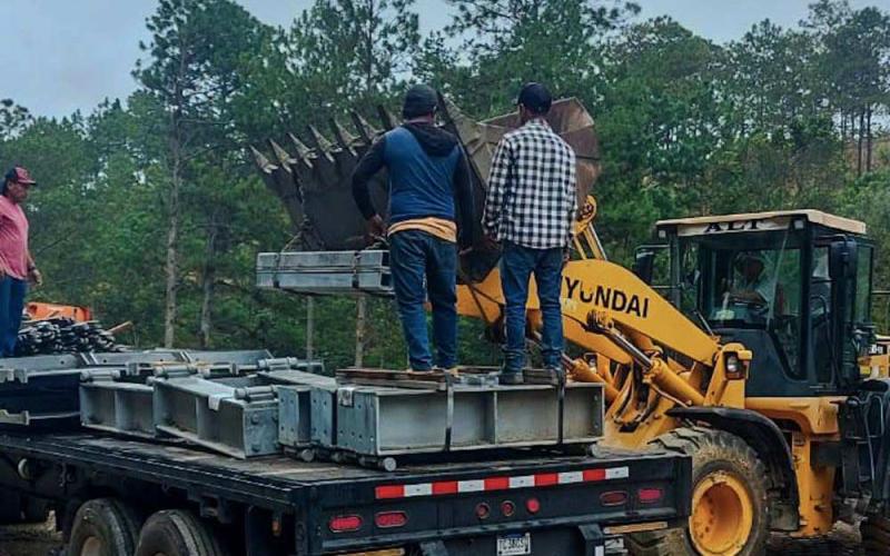Continúan trabajos para instalar puente modular en Santa Bárbara en Baja Verapaz