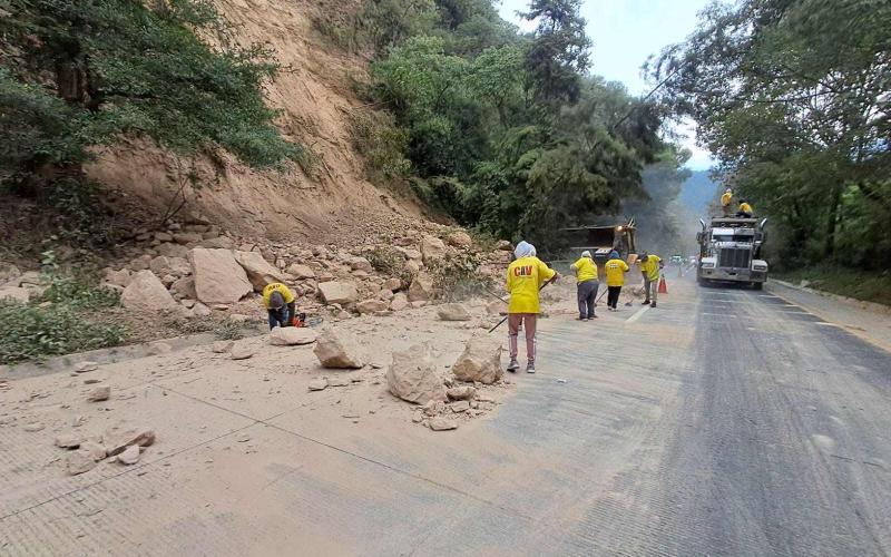 Paso vehicular habilitado tras derrumbe en Cuesta de Las Cañas