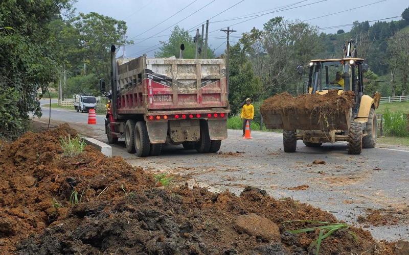 Retiran derrumbe y previenen nuevos deslizamientos en ruta de Alta Verapaz