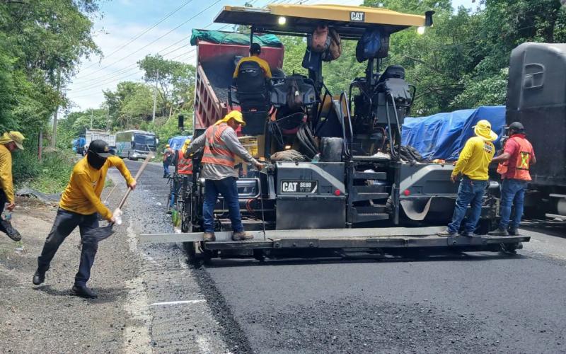 Recuperan la carretera para facilitar la circulación por Gualán
