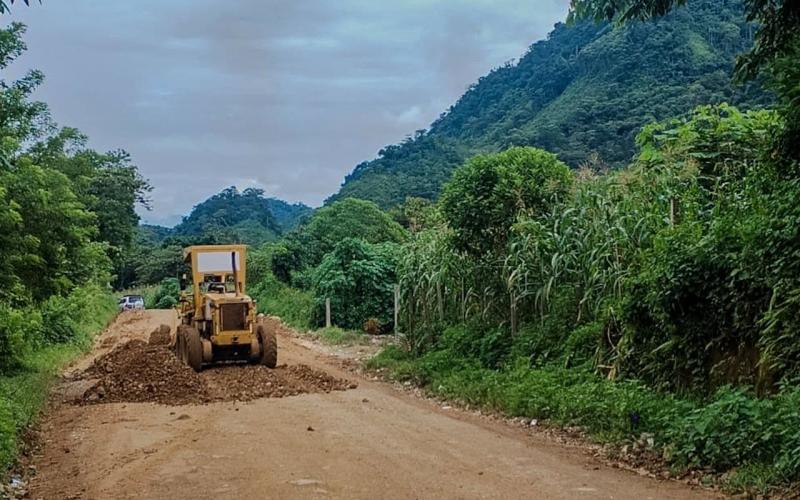 Mantenimiento mejora los caminos de la Zona Reina