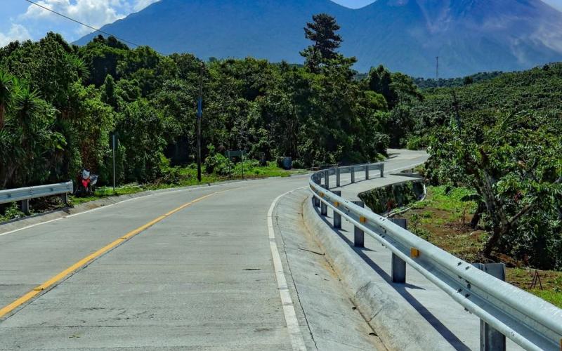 Nueva carretera mejora la vida de comunidades de San Pedro Yepocapa 