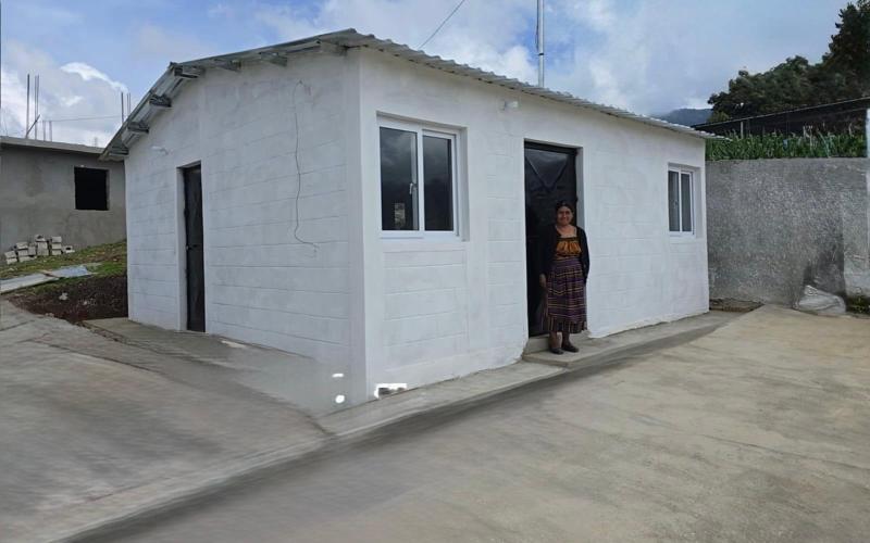 Familias de Quiché reciben las llaves de su nuevo hogar 