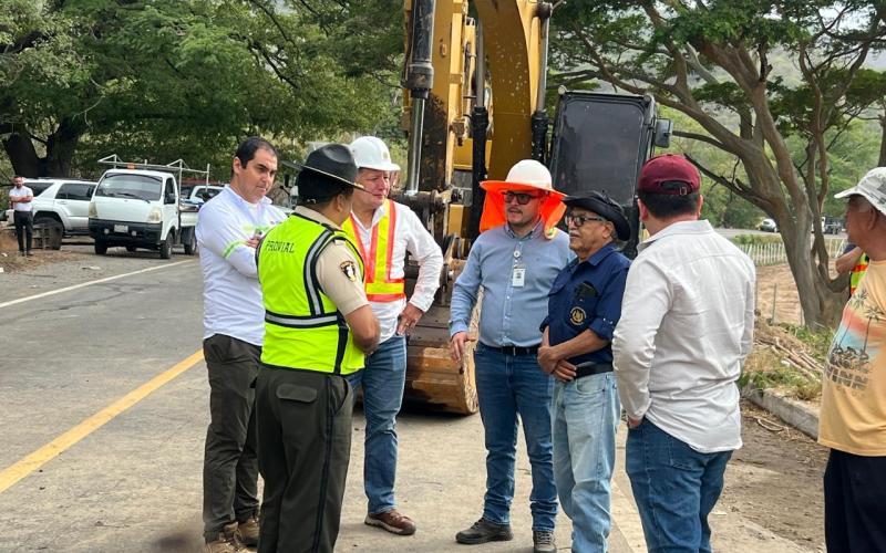 Emergencia en puente Güijo: maquinaria inicia maniobras para retirar contenedor 