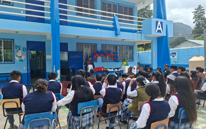 Ejército fortalece la preparación ante emergencias en comunidad educativa