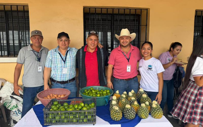 Familias de San Diego acceden a productos frescos en la Feria del Agricultor
